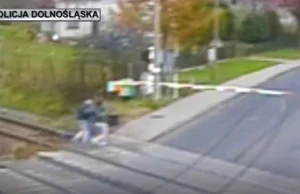 Pomógł mężczyźnie leżącemu na torach. Policja poszukuje bohatera [wideo]