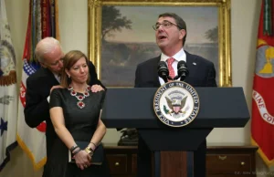 Szef Pentagonu przemawia, a Biden... spoufala się z jego żoną