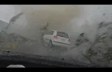 Tornado porywa samochód ale zostawia kierowcę