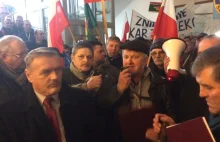 Rolnicy wtargnęli do Urzędu Wojewódzkiego w Olsztynie