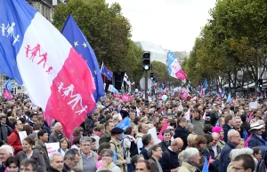 We Francji wielotysięczne tłumy manifestowały przeciwko polityce rodzinnej.