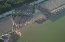 Zapadła się droga w pobliżu kopalni piasku. Nagranie z drona.