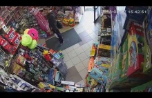 Zuchwała kradzież w sklepie w Kartuzach. Policja szuka osób z nagrania