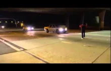 Pijana kobieta parkuje samochód na środku autostrady