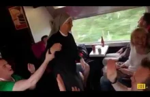 Irlandzcy kibice w drodze na mecz, w pociągu, zaskoczyli zakonnice