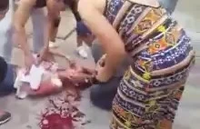 Szalona kobieta celowo masakruje sobie twarz o mur