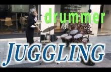 Żonglujący perkusista