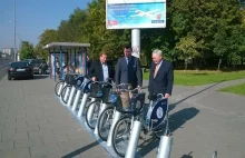 Prezydent Krakowa otwiera stacje rowerową na Nowej Hucie i parkuje na chodniku