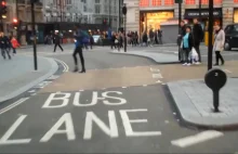 Przejazd na bombach karetką przez Londyn