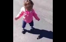 Mała dziewczynka przestraszyła się swojego cienia