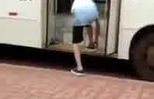 Dzieciak próbuje trolować kierowcę autobusu.