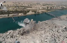 Dron filmuje bombardowanie w Mosulu.
