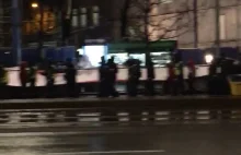 Policja maszeruję ulicami Warszawy wykrzykując - "wolność, równość, demokracja"!