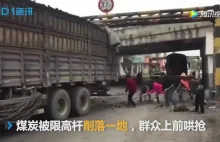 Chińscy szabrownicy czekają na przejazd ciężarówek