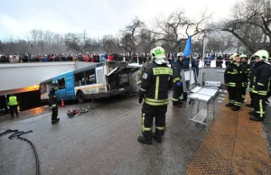 Autobus w Moskwie wjeżdża do przejścia podziemnego