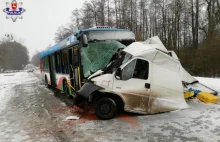 Kierowca dostawczaka wpadł do środka autobusu! dramatyczny wypadek pod Puławami
