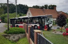 Autobus MZK staranował ogrodzenie. Kierowca i dwoje pasażerów w szpitalu.