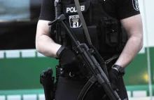Napastnik z maczetą rzucił się na policjantów w Serbii. Krzyczał "Allahu...