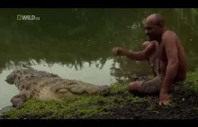 Człowiek pływający z krokodylem