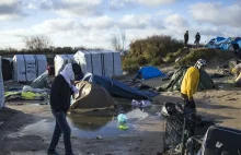 Robią „potop”, by powstrzymać uchodźców szturmujących Eurotunel