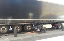 Wypadek w centrum Szczecina. Motocykl wpadł pod ciężarówkę.