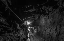 Akcja ratunkowa w kopalni: Na maszynę spadło kilka ton skał, uwięziony...
