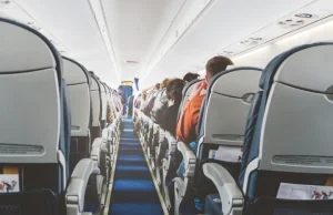 Pasażerka karmiła piersią w samolocie. Reakcja stewardesy oburzyła internautów