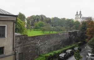 Pukajcie, ale nie otworzą wam... Czyli o kościelnych parkach słów kilka.