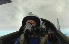 Ładna pani leci Migiem-29 do stratosfery