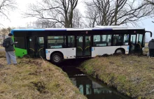Autobus wjechał do rowu w Łęgach