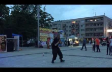 Częstochowa - naćpany żołnierz tańczy w kamizelce kuloodpornej
