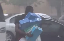 VIDEO - Złodzieje okradają sklep Foot Locker podczas ataku huraganu Irma