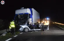 Chcieli zepchnąć volkswagena na pobocze, po chwili doszło do tragedii.