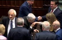 Kaczyński całuje poslankę KO.