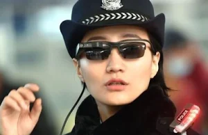 Chińska policja używa okularów rozpoznawania twarzy do skanowania podróżnych