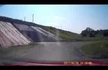 Ostre hamowanie kierowcy w Cinquecento po szybkim wylocie z tunelu