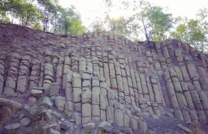 Monumentalna ściana bazaltowych słupów - Mikołajowice