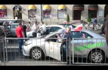 Napad taksówkarzy na kierowcę UBERa. Protest przybiera na sile.