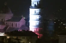 Krzywa Wieża w Pizie w barwach Polskiej Flagi