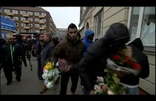 Tak "bracia" zamachowca z Kopenhagi usuwają zostawione przez ludzi kwiaty.