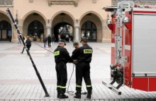 Jak strażacy w Krakowie słup prostowali