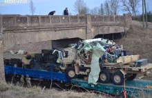 Polskie drogi 1 - US Army 0. Przewożona pociągiem ciężarówka uderzyła w wiadukt.