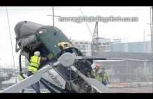 Helikopter zaczepia drut, który nie odłączył się po zrzuceniu ładunku