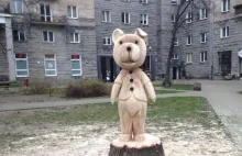 W Warszawie stanął Miś Uszatek, wyrzeźbiony z uszkodzonego przez wichurę drzewa