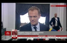 "KŁAMCA" na karce za plecami premiera podczas konferencji