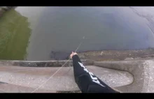Nietypowy sposób na łowienie ryb... przy pomocy łuku