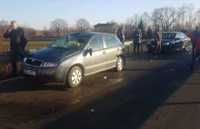 Policja szuka busa lub małej ciężarówki! Z jej plandeki spadł lód raniąc kobietę