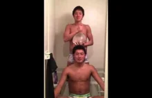 Dwóch japończyków z kondonem z wodą w łazience