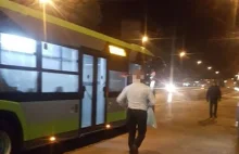 Kierowca zamknął pasażerów w autobusie, a sam wyskoczył po flaszkę do Żabki