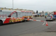 Pchnęli rowerzystę pod autobus. Jest pierwszy zatrzymany